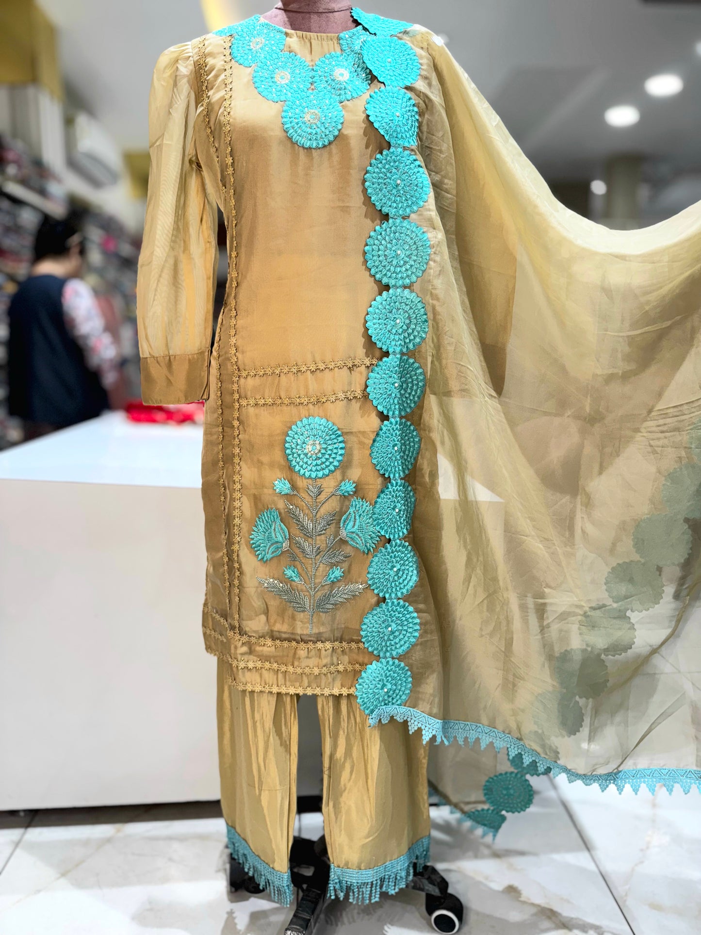 Pakistani suit (M)
