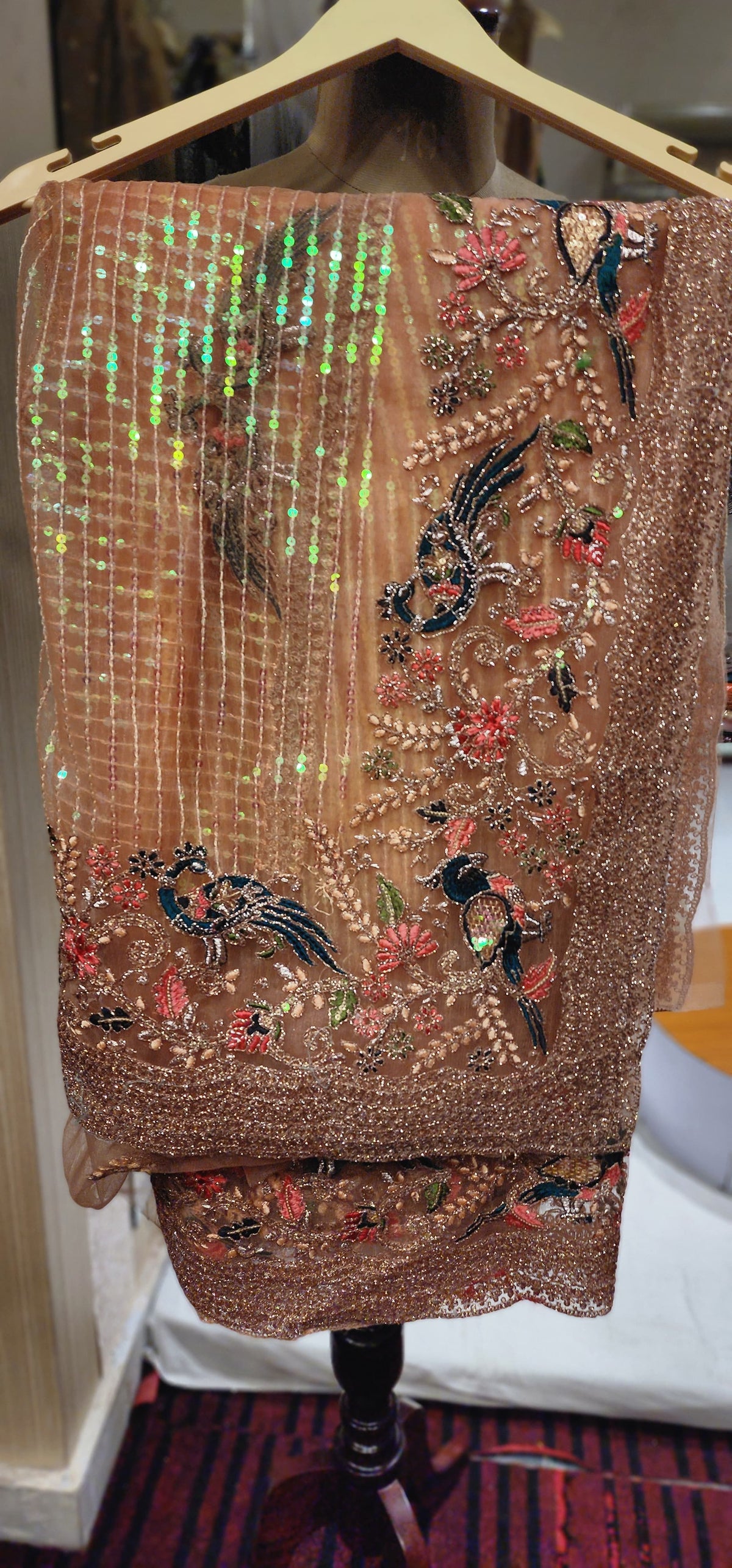 Saree (F000X8)
